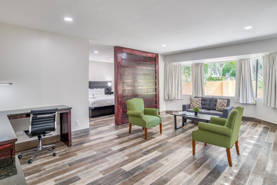 Deluxe Suite, 1 King Bed | Floor plan