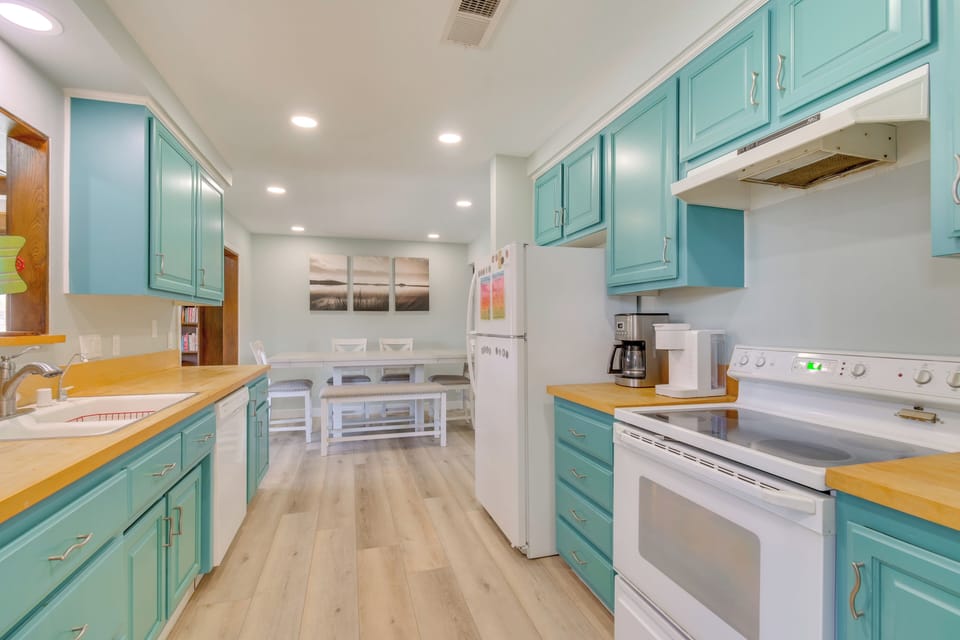 Kitchen | Cooking Basics | Coffee Maker | Paper Towels/Trash Bags Provided