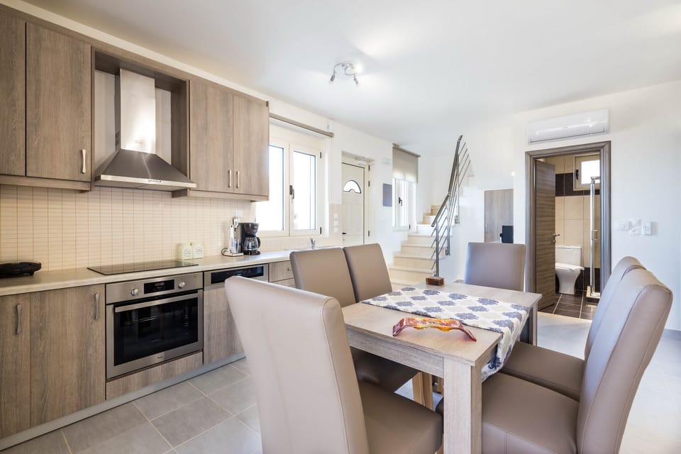 Fully equipped kitchen and dining table