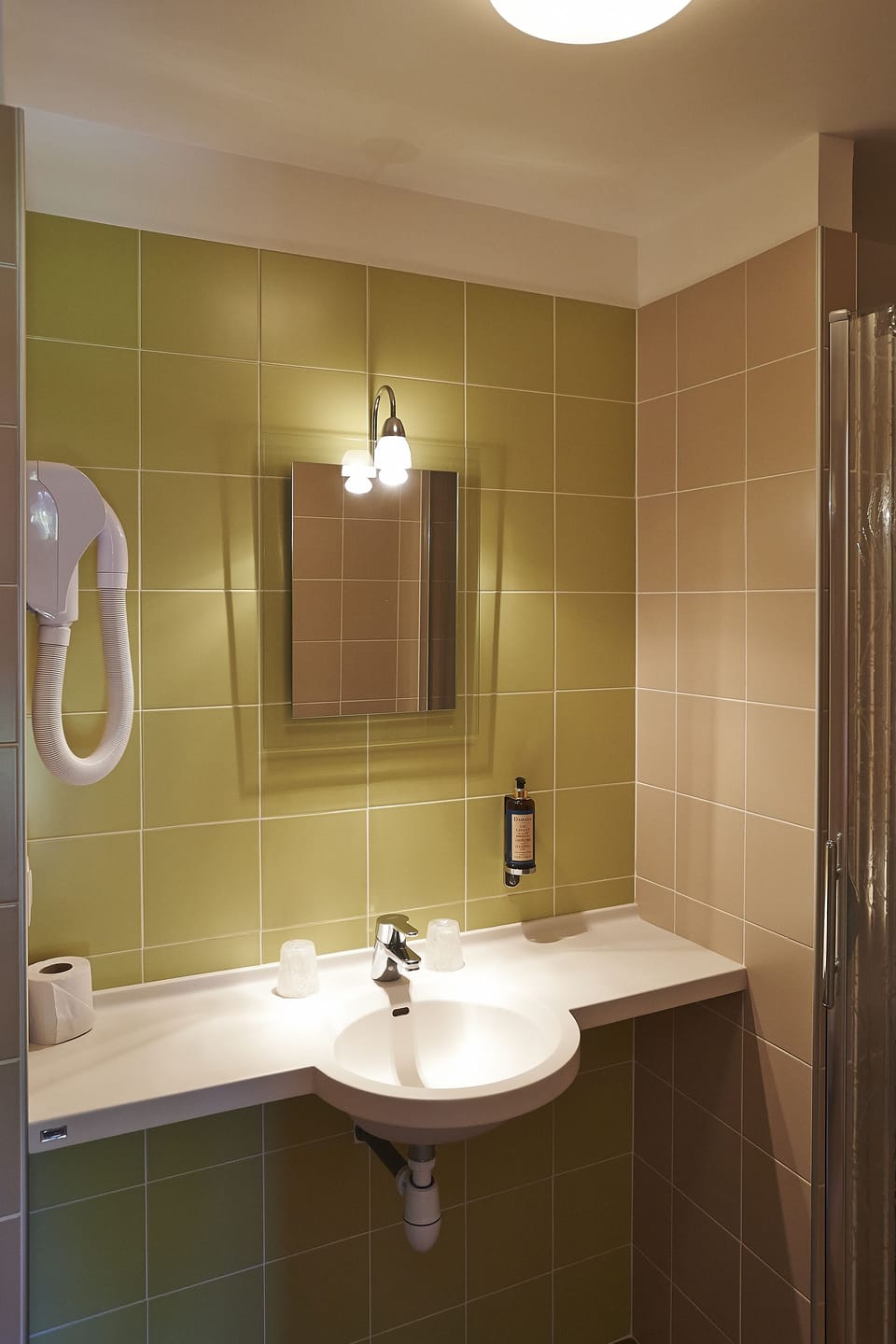Comfort Triple Room | Bathroom | Rainfall showerhead, free toiletries, hair dryer, towels