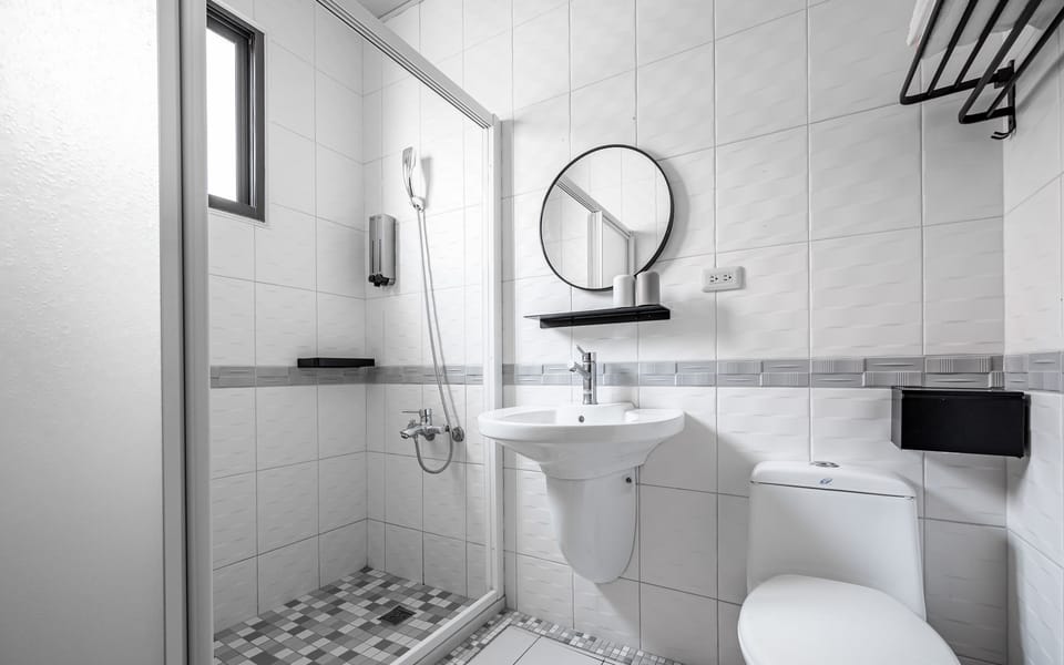 Superior Twin Room | Bathroom | Shower, rainfall showerhead, hair dryer, slippers