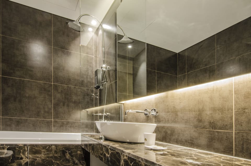 Deluxe Double Room | Bathroom | Separate tub and shower, deep soaking tub, free toiletries, hair dryer