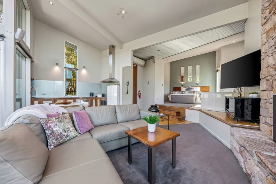 Luxury Chalet (Bushland Luxury Couples Retreat) | 1 bedroom, premium bedding, desk, iron/ironing board