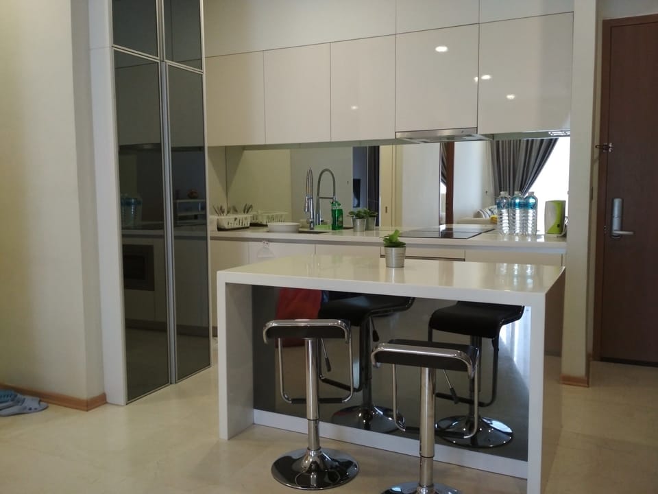 Full-size fridge, microwave, stovetop, cookware/dishes/utensils
