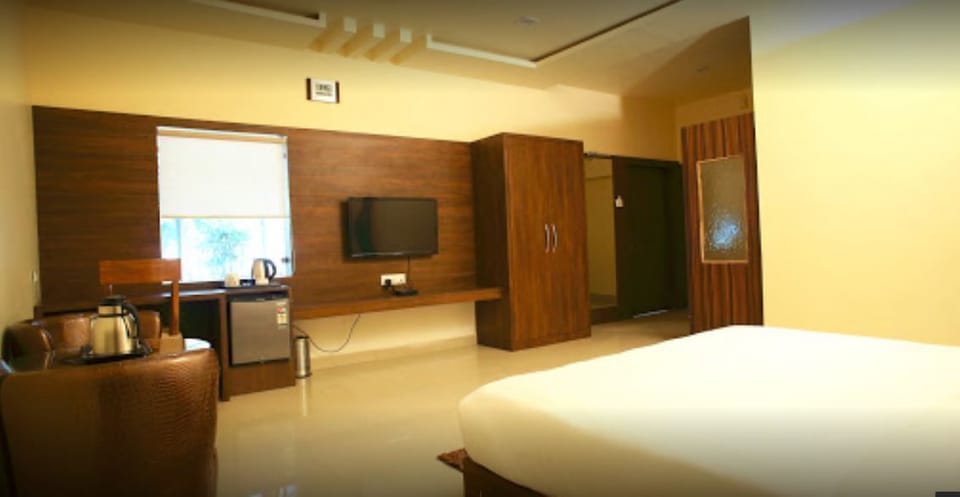 Minibar, desk, soundproofing