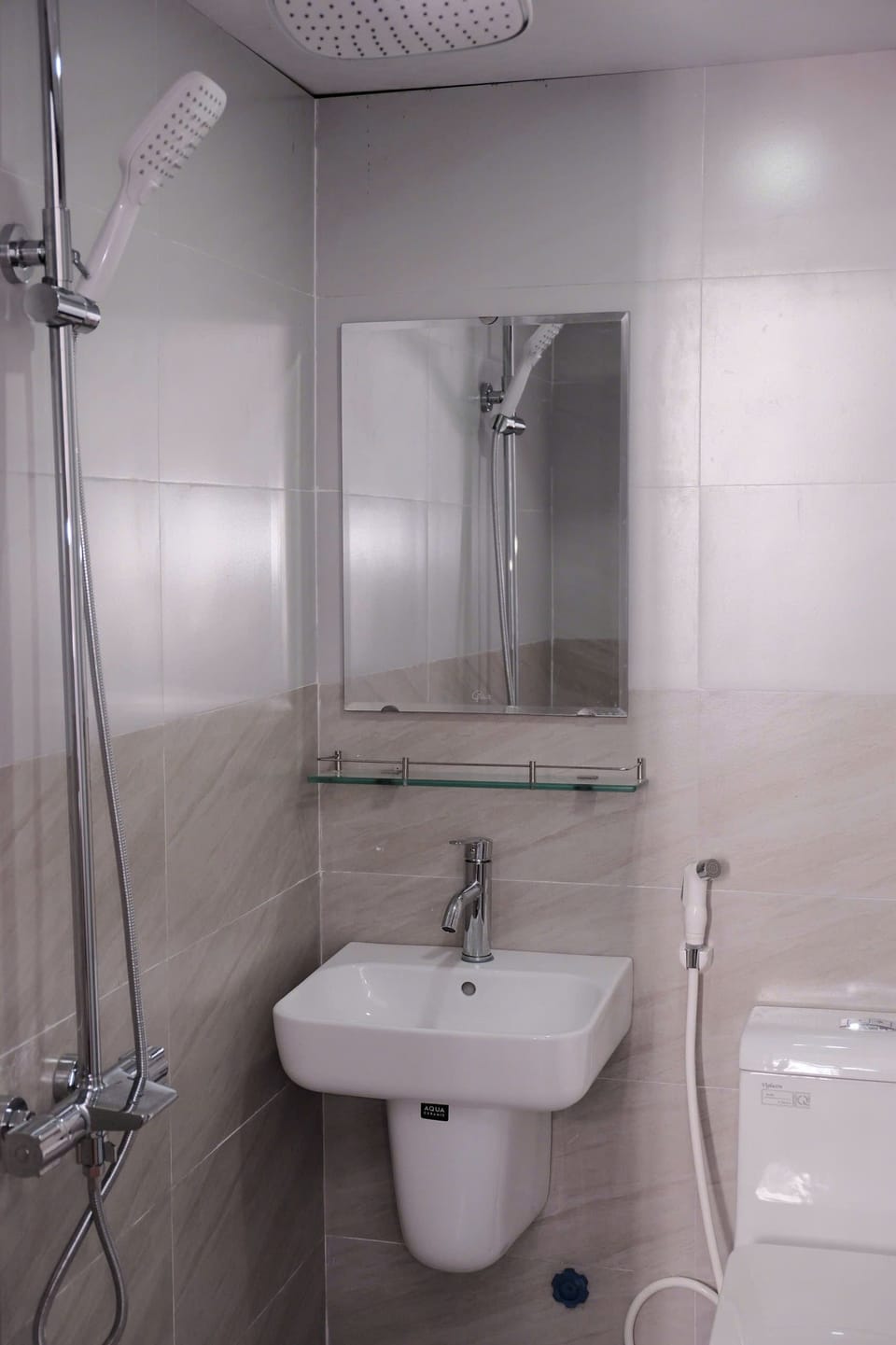Basic Quadruple Room | Bathroom | Shower, hair dryer, bathrobes, slippers