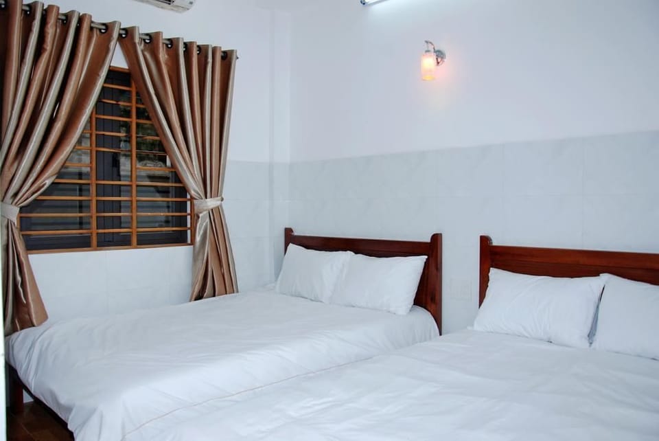 Minibar, desk, soundproofing, iron/ironing board