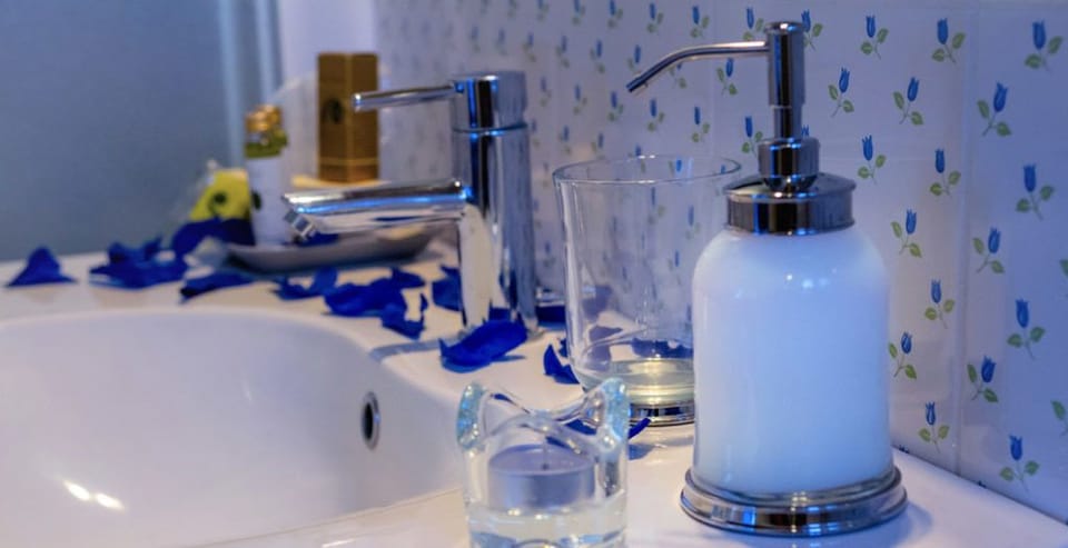 Double Room | Bathroom sink