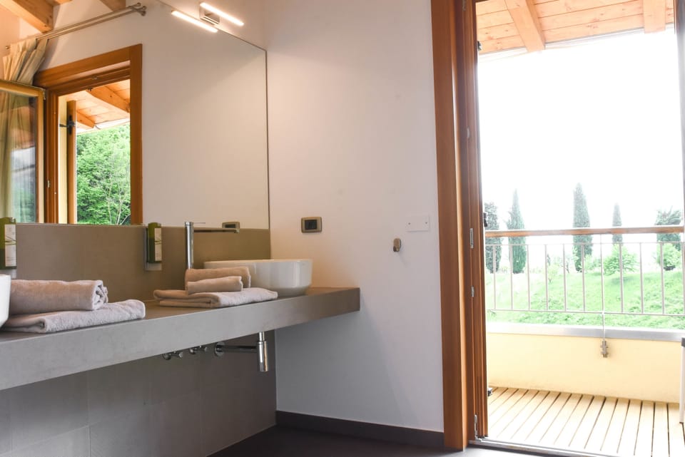 Superior Suite, Vineyard View | Bathroom | Shower, free toiletries, hair dryer, towels