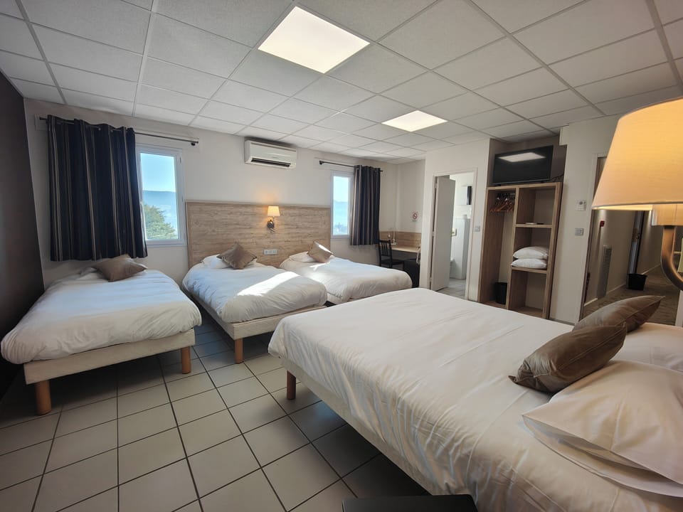 Family Room 5 people | Premium bedding, Select Comfort beds, minibar, desk