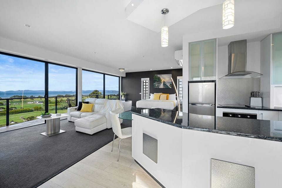 Luxury Apartment | Premium bedding, minibar, desk, iron/ironing board