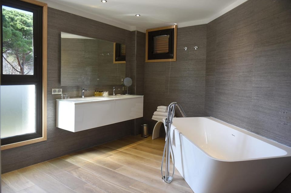 Side Sea Balcony Room | Bathroom | Free toiletries, hair dryer, bathrobes, slippers