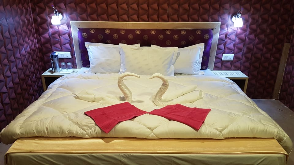 Deluxe Room, Mountain View | 1 bedroom, laptop workspace, rollaway beds (surcharge), bed sheets