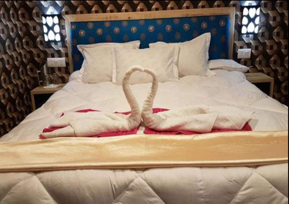 Deluxe Room, Mountain View | 1 bedroom, laptop workspace, rollaway beds (surcharge), bed sheets