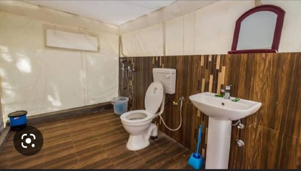 Deluxe Room, Mountain View | Bathroom | Combined shower/tub, free toiletries, towels, soap