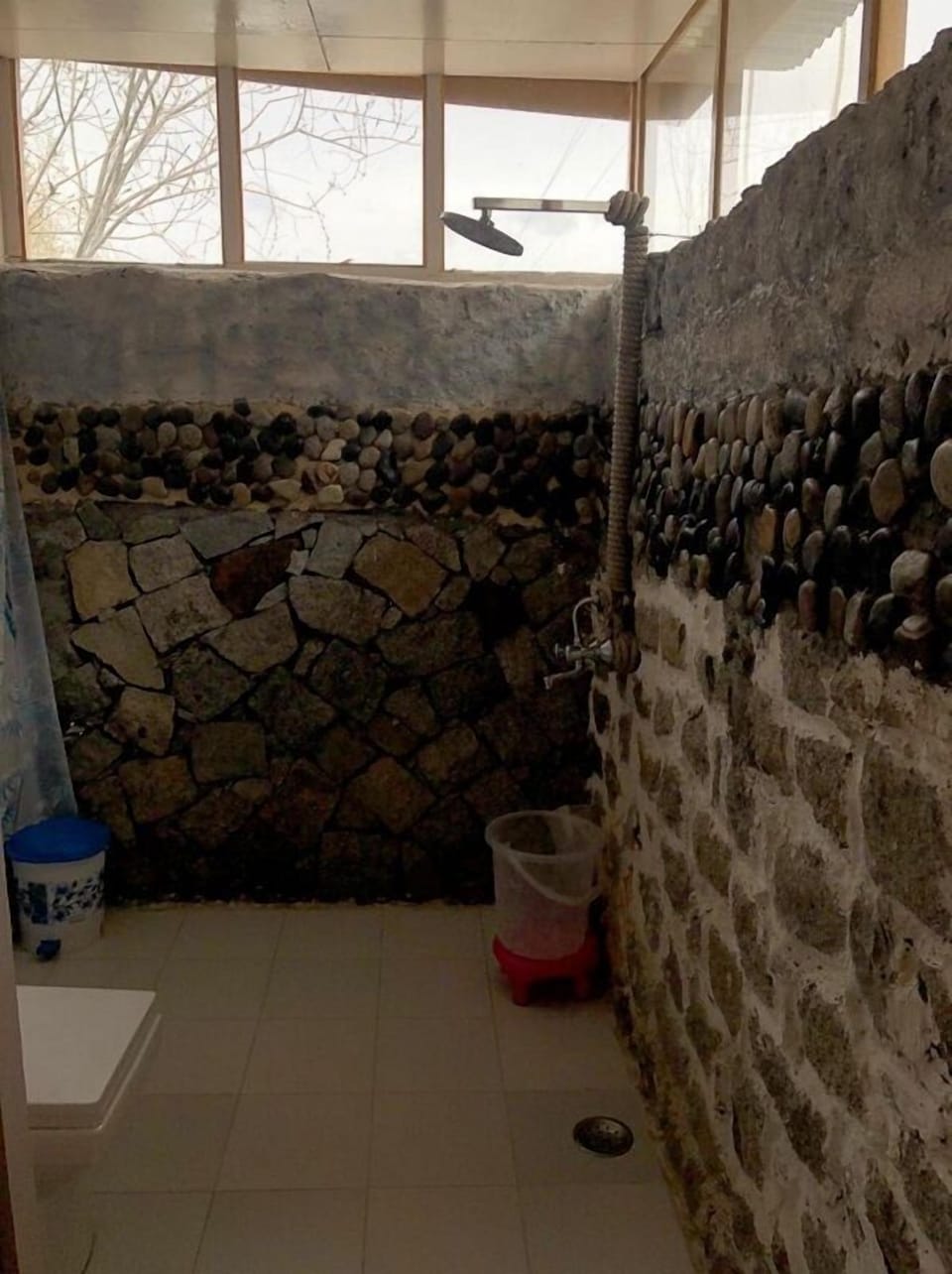 Combined shower/tub, free toiletries, towels, soap