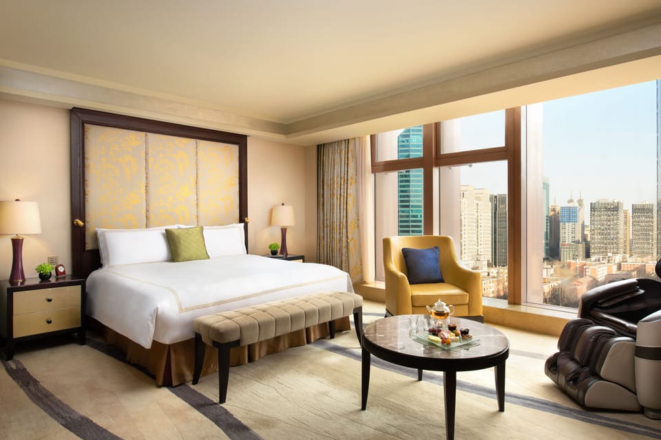 Fairmont Gold, Studio King Room | Minibar, in-room safe, desk, laptop workspace