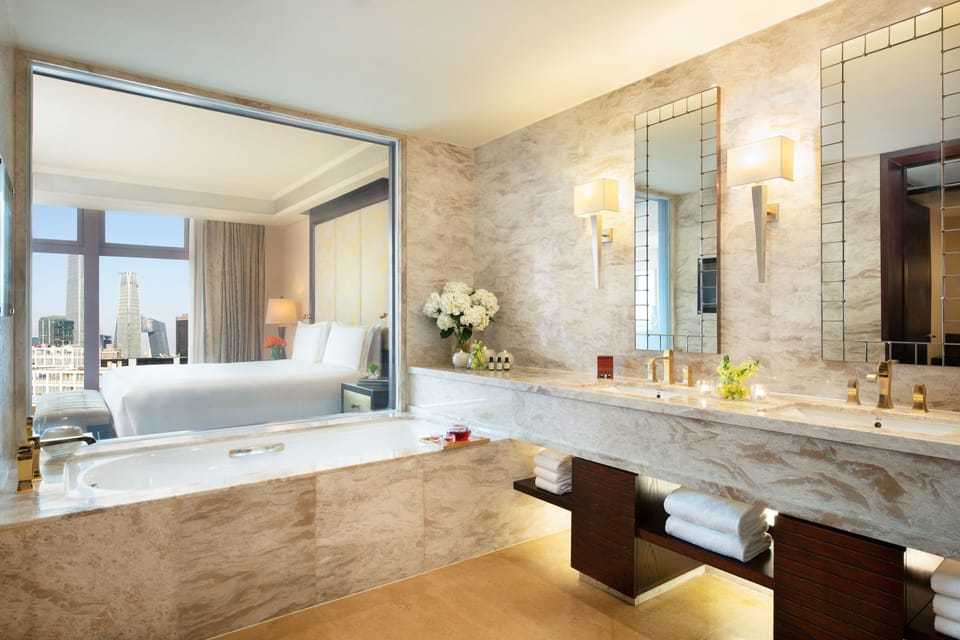 Deluxe Hollywood Twin Room | Minibar, in-room safe, desk, laptop workspace