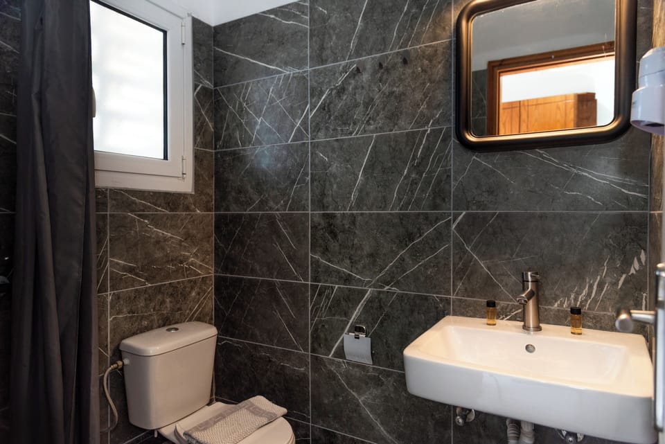 Studio (Triple) | Bathroom | Free toiletries, hair dryer, towels