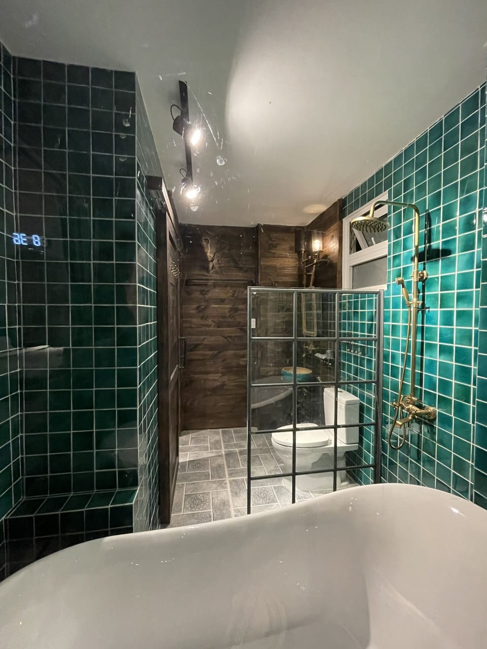 Design Double Room | Bathroom | Combined shower/tub, free toiletries, hair dryer, slippers