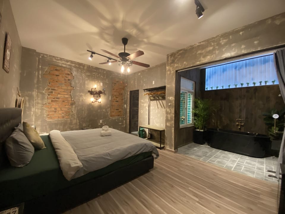 Design Double Room | Desk, laptop workspace, soundproofing, free WiFi