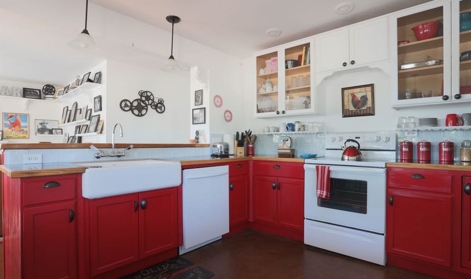 Fully stocked kitchen!