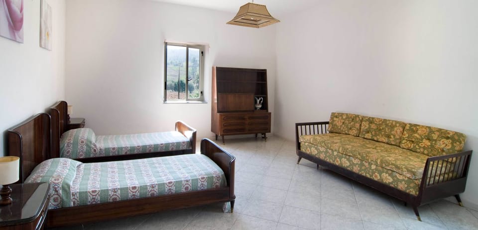 Traditional Apartment, 2 Bedrooms | Bed sheets, wheelchair access
