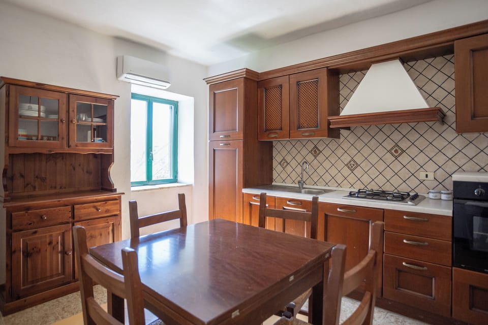 Traditional Condo | Bed sheets, wheelchair access