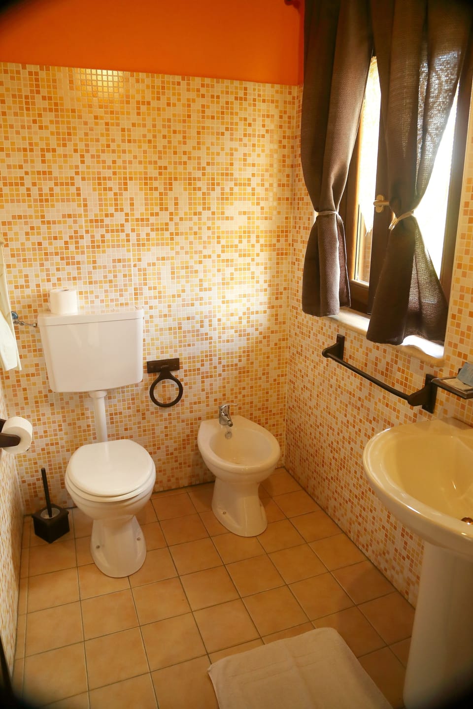 Double Room | Bathroom | Shower, free toiletries, hair dryer, bidet