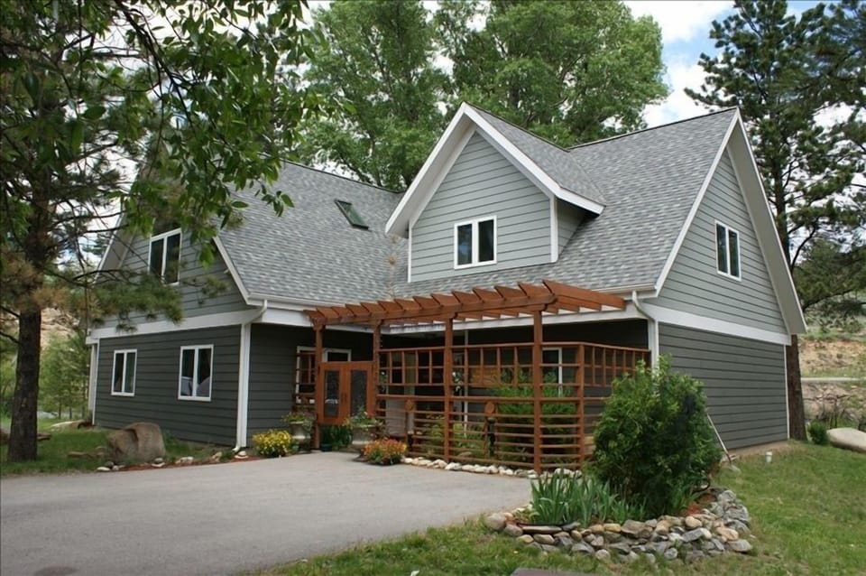 Enter our garden gates for a wonderful getaway.. mountain style