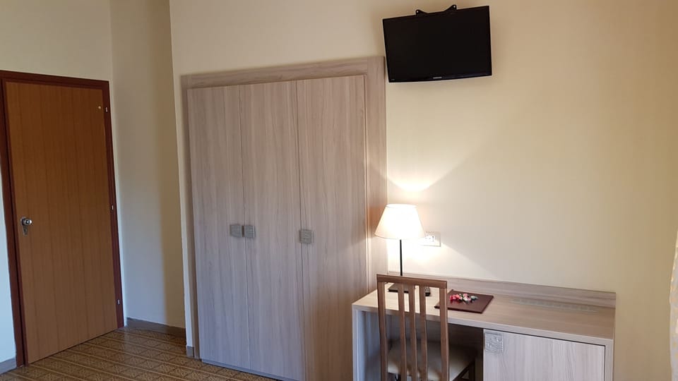 Comfort Triple Room, Balcony | Room amenity