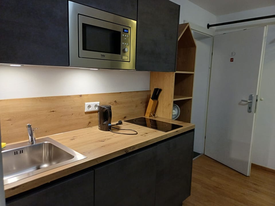 Coffee/tea maker, fridge, microwave, stovetop