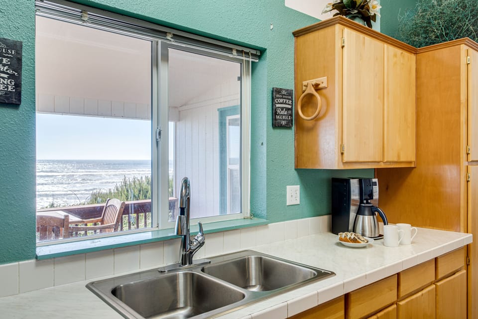 Enjoy washing dishes with this view!