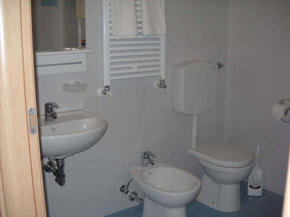 Double Room | Bathroom | Shower, free toiletries, bidet, towels