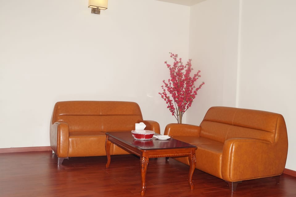 Flat-screen TV, fireplace