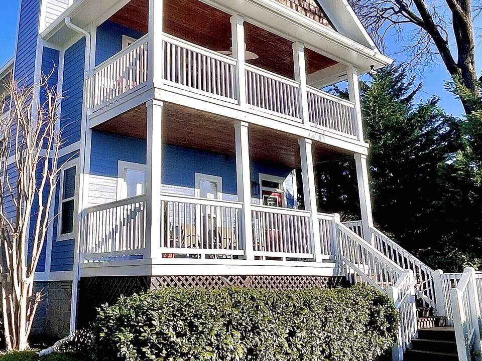 Large front porch and balcony with outdoor seating, AMAZING skyline view.