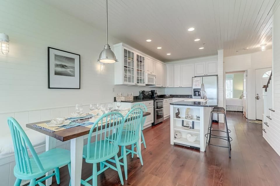 Dining Area & Kitchen