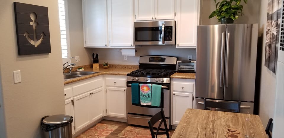 DropMyPin. co m Full kitchen, granite counters & stainless steel appliances.