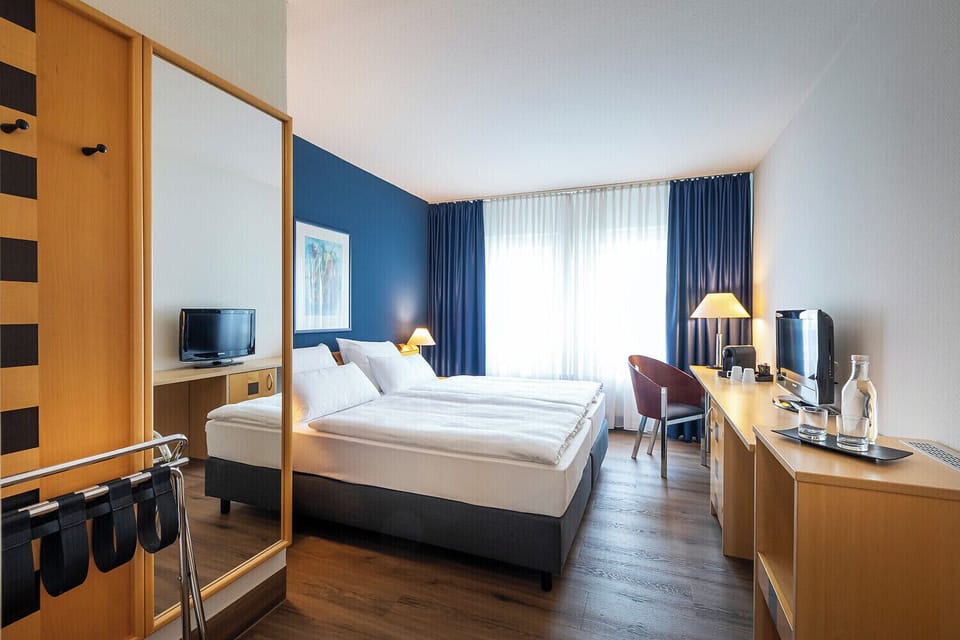 Business Double Room | In-room safe, desk, blackout drapes, iron/ironing board (on request)