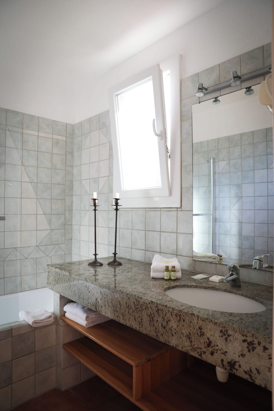 Triple Room | Bathroom | Free toiletries, hair dryer, towels