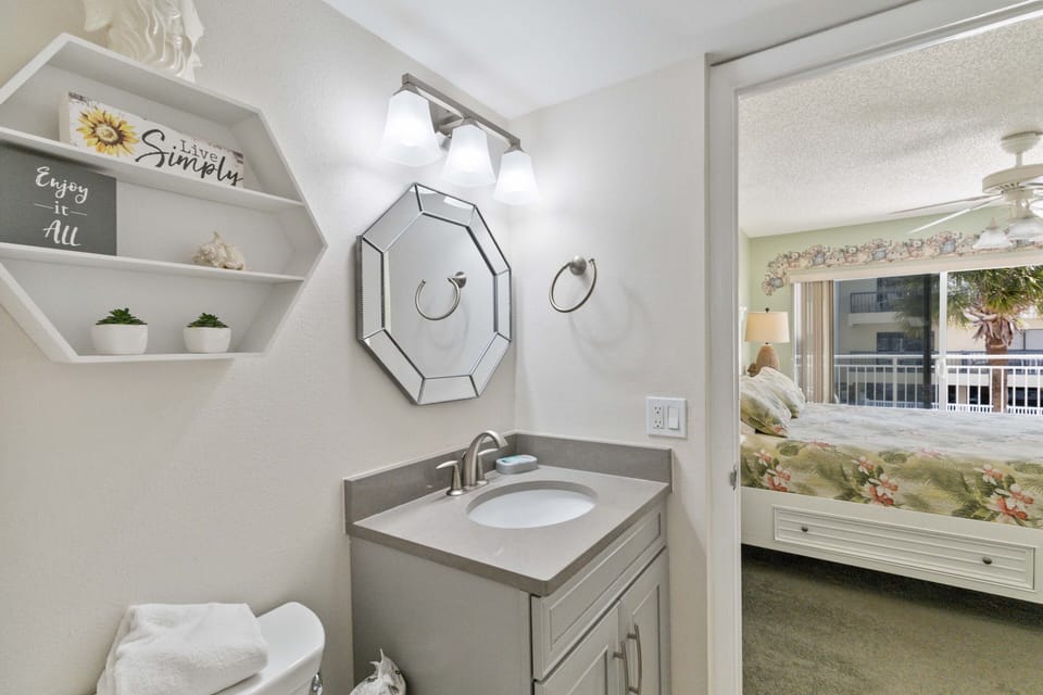 Madeira Norte 108 1/2 Bathroom