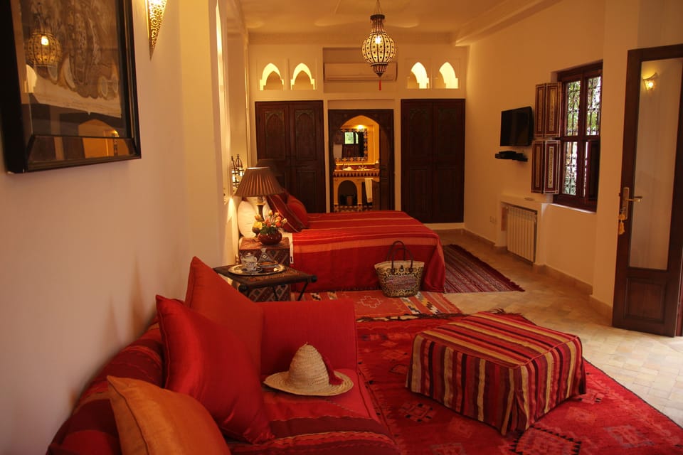 Deluxe Suite | In-room safe, individually decorated, individually furnished, desk