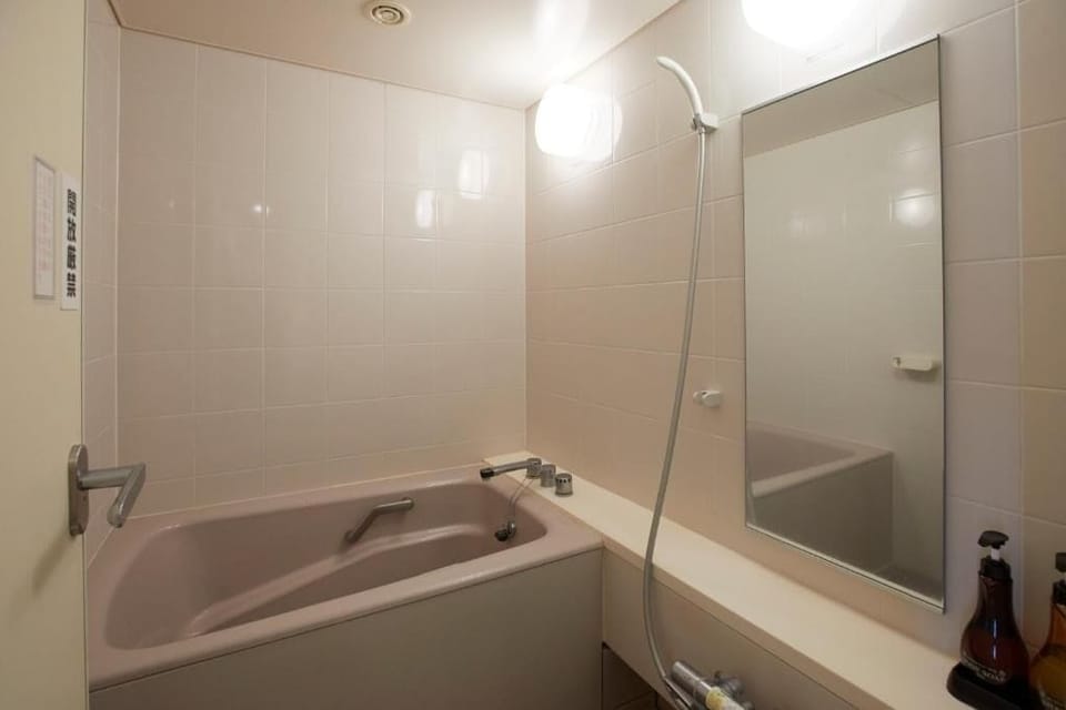 Twin Room, Non Smoking | Bathroom | Combined shower/tub, free toiletries, hair dryer, slippers