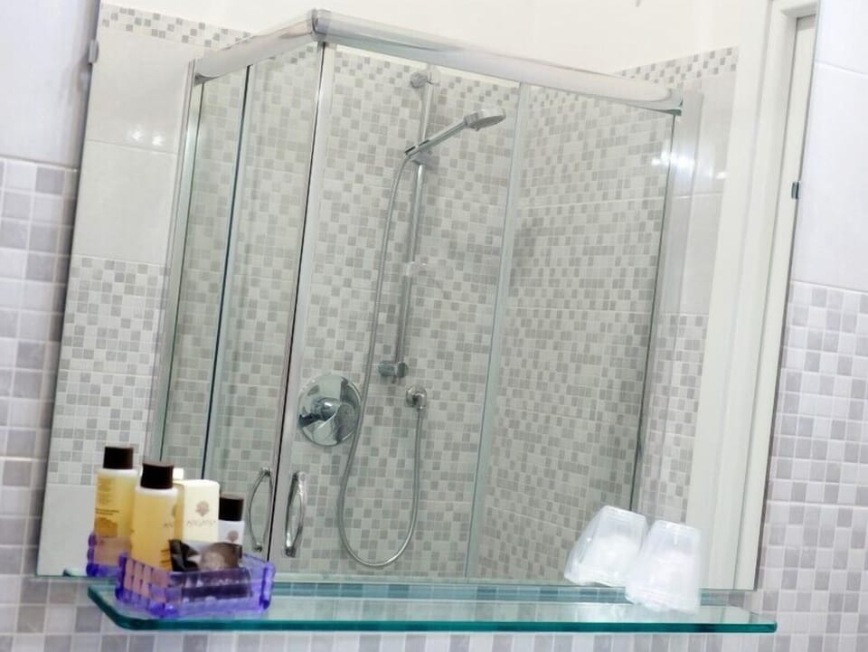 Shower, free toiletries, hair dryer, bidet
