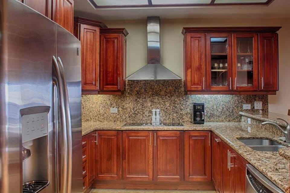 Fully equipped kitchen with spacious counter, fridge, stove, and cookware. Ideal for families or groups preparing meals together. Located near Langosta Beach in Tamarindo, Costa Rica — perfect for beachside living and tropical escapes.