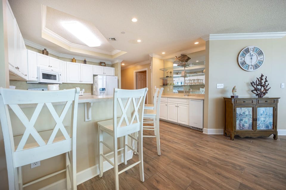Sip your morning coffee at the breakfast bar and get ready for a beach day in this stylish space
