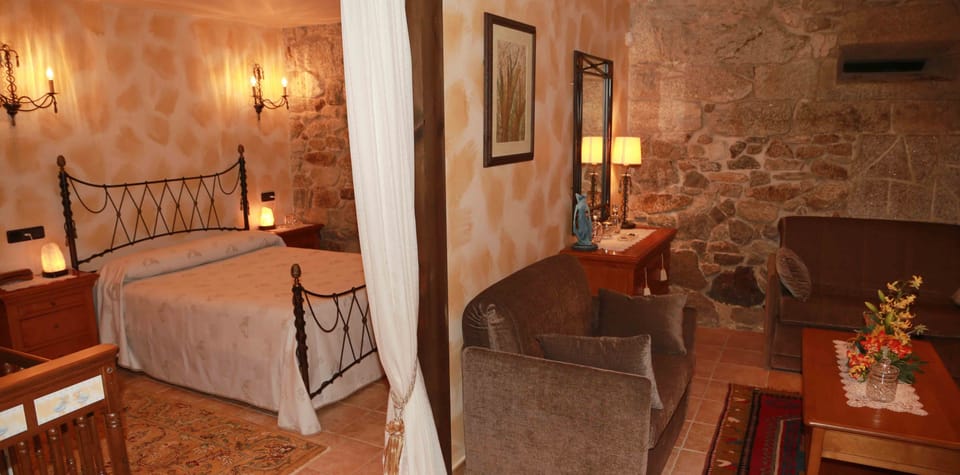 Family Suite, Courtyard View | Blackout drapes, iron/ironing board, free cribs/infant beds