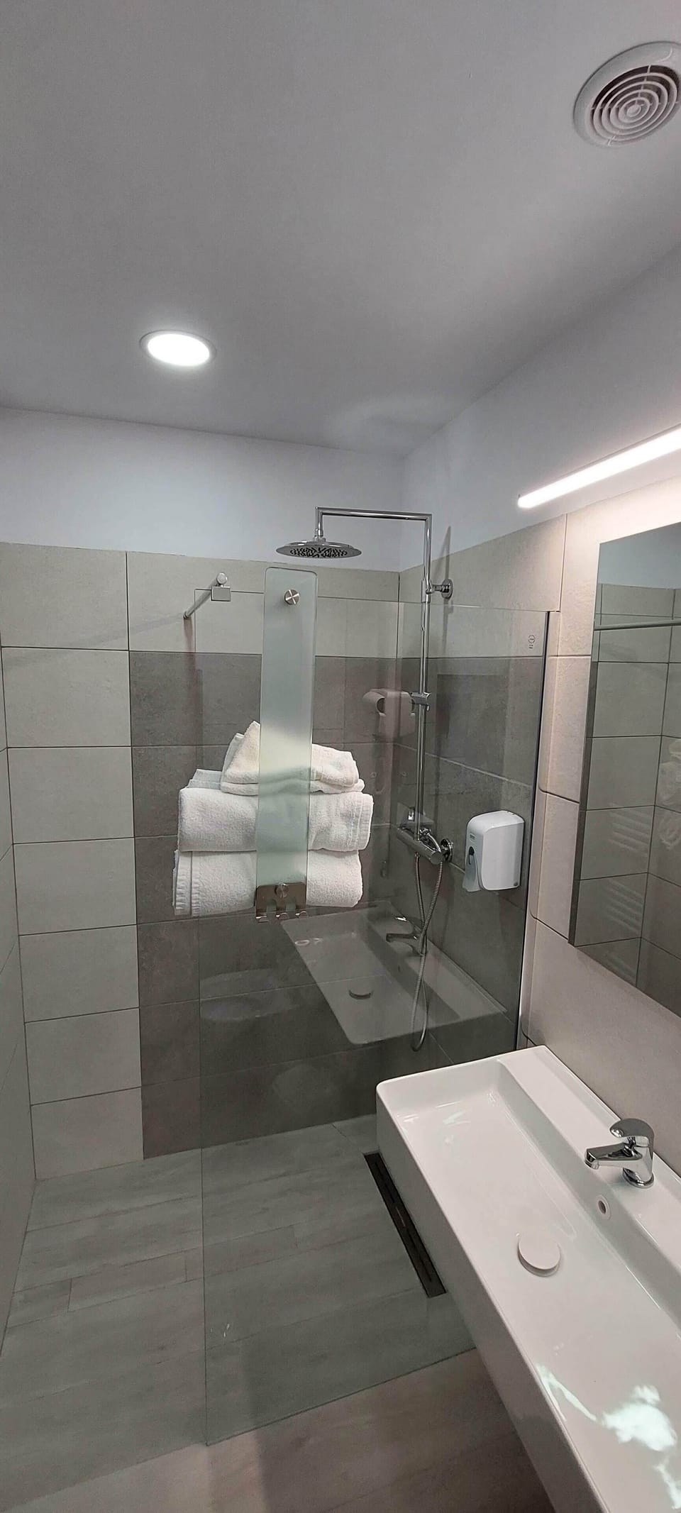 Twin Room | Bathroom | Shower, free toiletries, hair dryer, towels