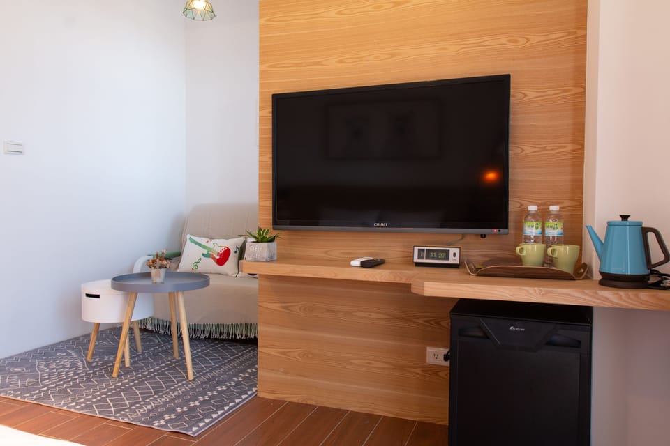 Deluxe Loft, 1 Queen Bed, Non Smoking, City View | Blackout drapes, soundproofing, free WiFi, bed sheets