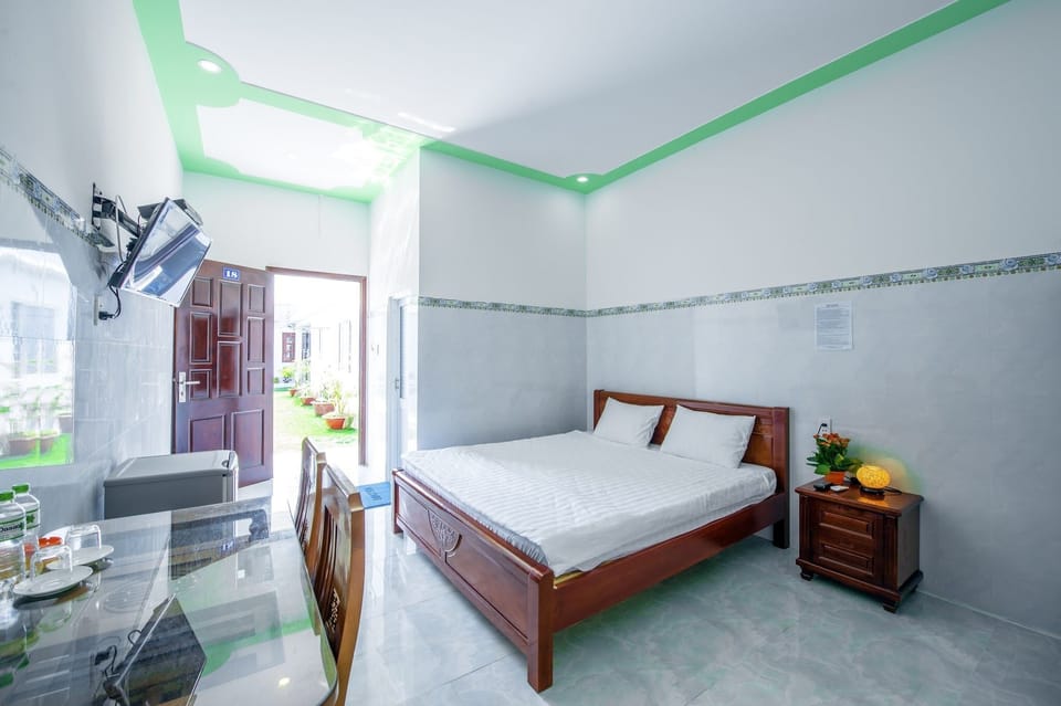 Basic Single Room, Pool View | Desk, laptop workspace, iron/ironing board, free WiFi